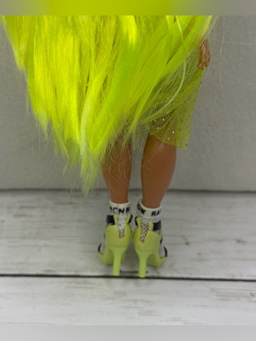 Rainbow High Karma Nichols Fashion Doll with Outfits - Neon Green MGA - Picture 6 of 10